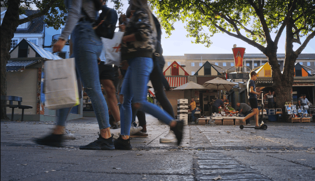 Shoppers in Downtown Charleston on a mild November afternoon